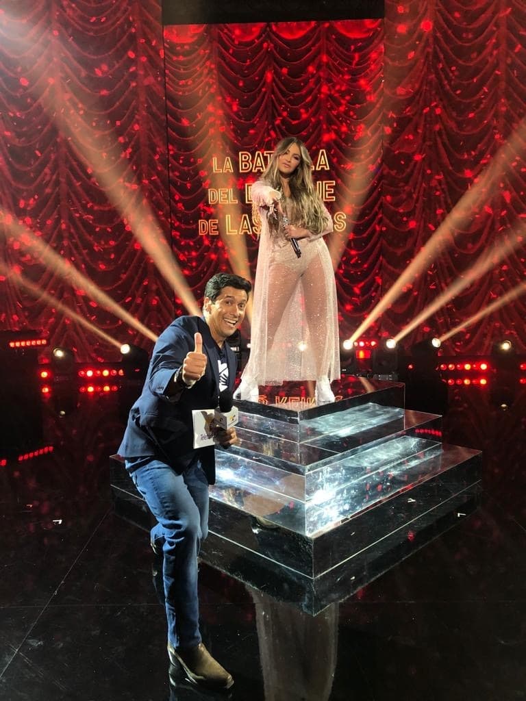 Las tres monarcas decidieron arriesgarse y enfrentarse en una batalla del doblaje para apoyar a los niños del TeletonUSA. La primera en subir al escenario fue la reina de NBL 2018, Migbelis Castellanos, quien sorprendió con su transformación a la colombiana Karol G.