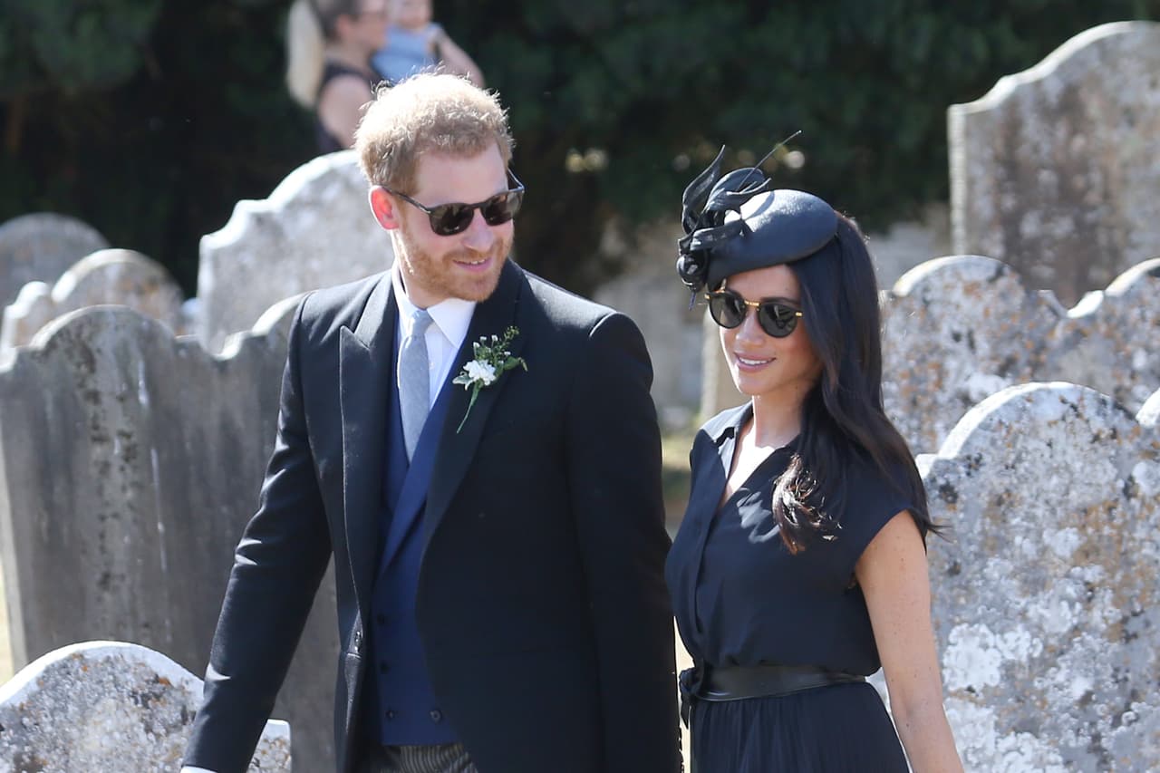 Los lentes ovalados son de 
<b>titanio japonés cubierto en oro</b>, con marco negro y lentes grises.