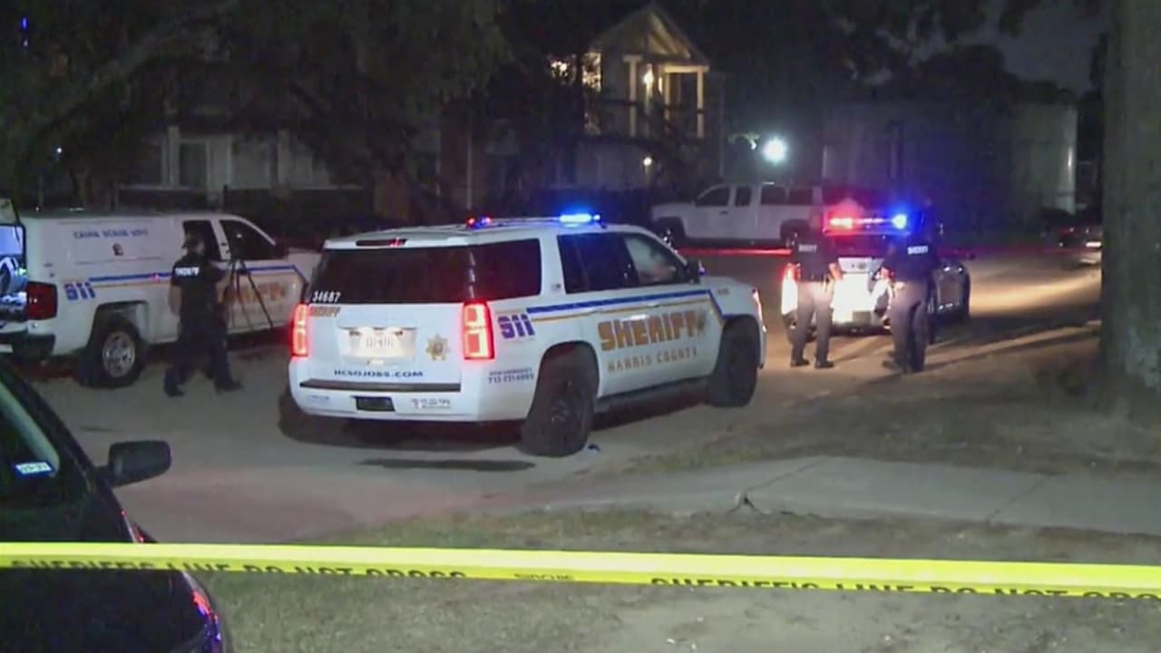 Conductor de Uber Eats halla el cuerpo de un hombre con heridas de bala en complejo de apartamentos