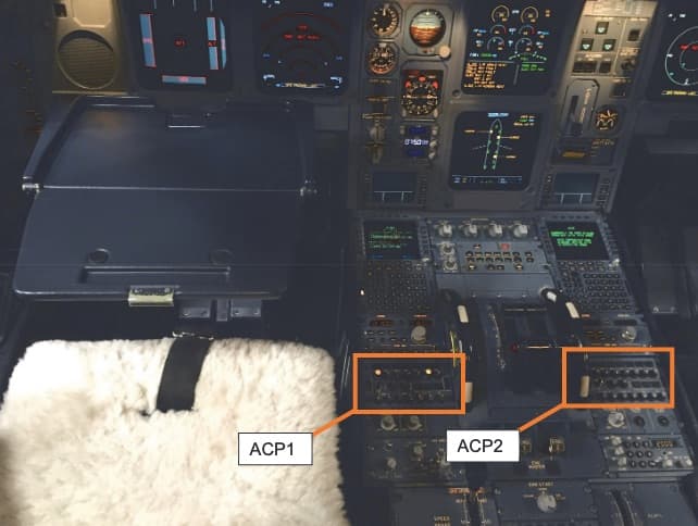 Una imagen de la cabina del Airbus A330 muestra los paneles de control de audio (ACP) que se dañaron cuando un piloto derramó café.