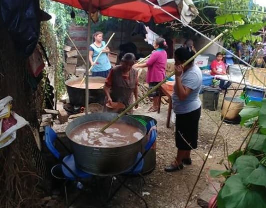 Algo muy típico en los sepelios oaxaqueños y en muchos pueblos de México, es ofrecer alimento a las visitas, así que las cocineras trabajaron duro preparando chocolate y comida para todos.