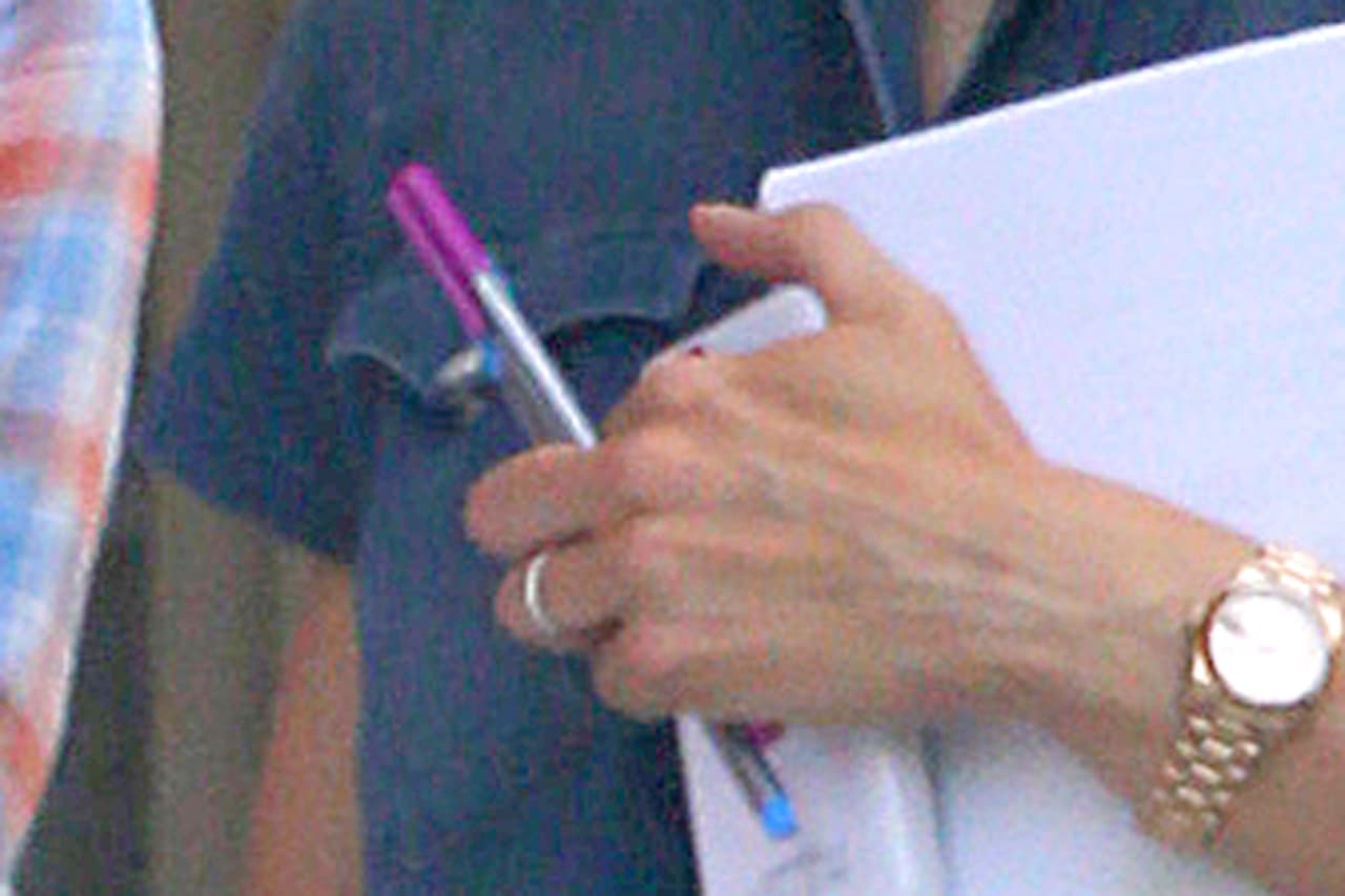 Tal vez guarda la esperanza de rescatar su matrimonio.