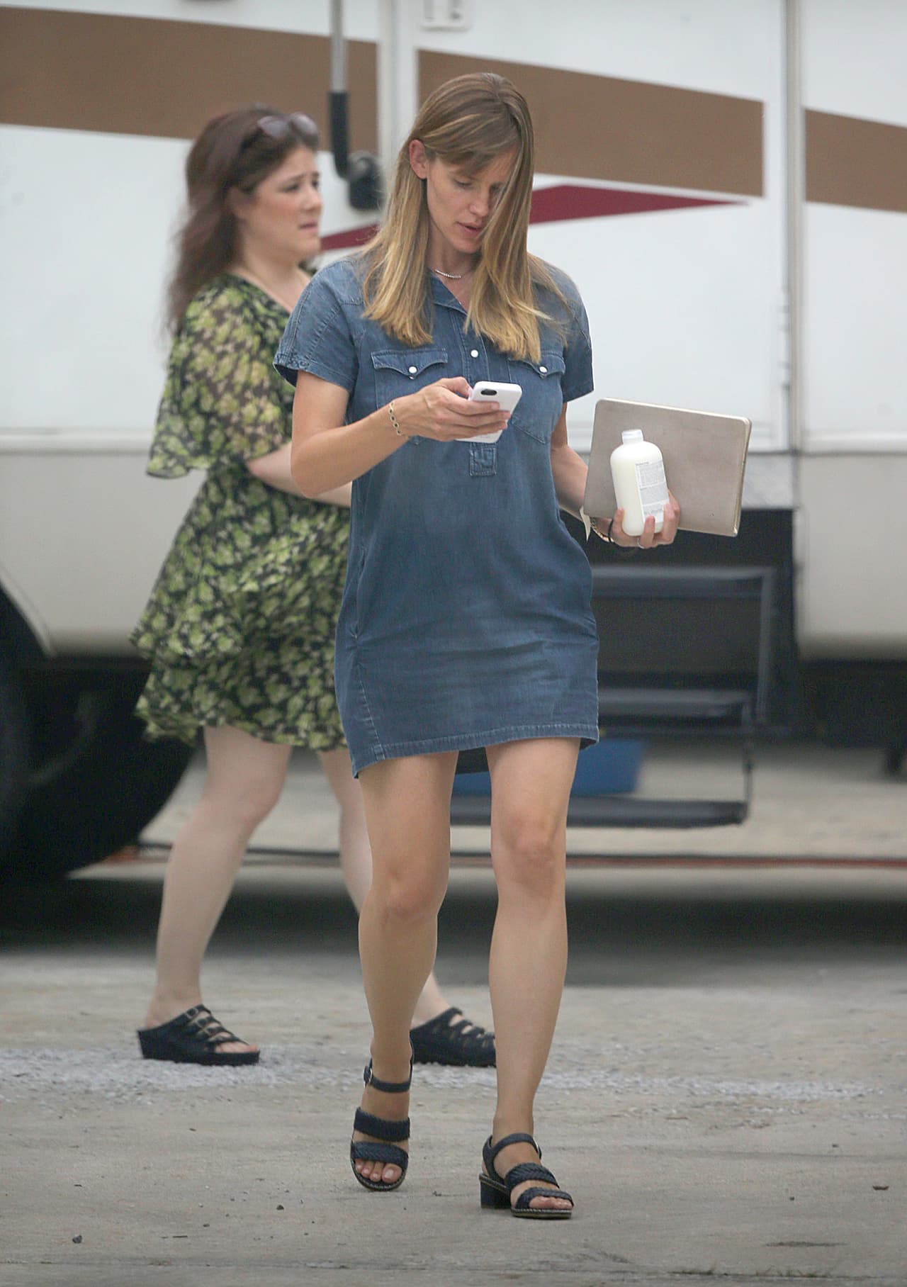 Pero lo que las cámaras notaron de inmediato fue algo en su mano izquierda.