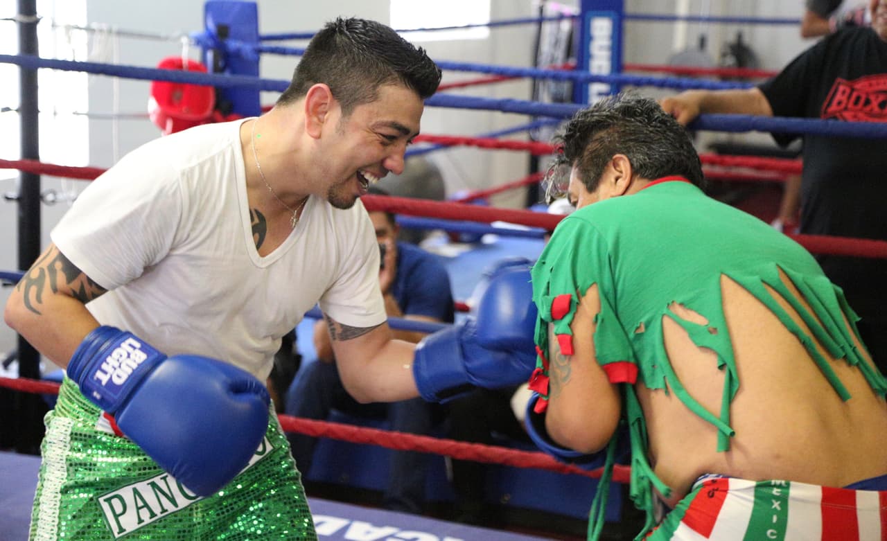 Así pagó la apuesta El Feo a Raúl 'El Pelón' después de la derrota de Julio César Chávez Jr.