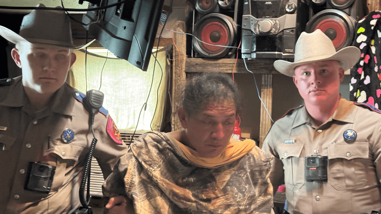 Las autoridades además descubrieron que había correspondencia de la víctima en esta casa, que es del sospechoso.
<br>
<br>Fue identificado como
<b>Jorge Urbina López, quien supuestamente conducía la camioneta y chocó</b>. A él además lo vieron en una tienda, a través de cámaras de seguridad, unos cinco minutos antes del choque.
<br>
<br>López no estaba en la casa cuando la policía llegó, pero consiguieron una orden de cateo y entraron. Ellos confiscaron evidencia y la camioneta pickup.