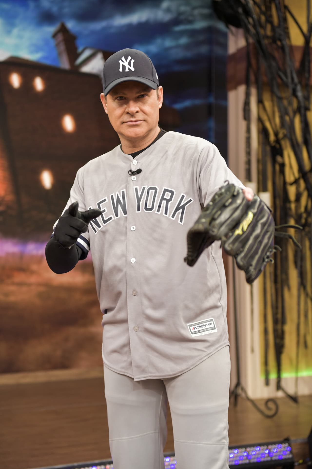 Alan Tacher anotó 'home run' con este disfraz, pero principalmente con la pareja que lo acompañaba.