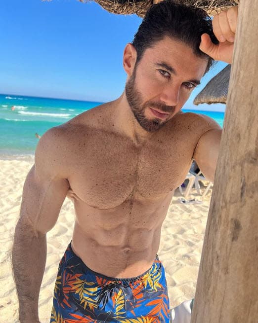 Mundo Siller es mayor, tiene 44 años, mientras que Eugenio 41. Ambos nacieron en Tamaulipas, México.
<br>