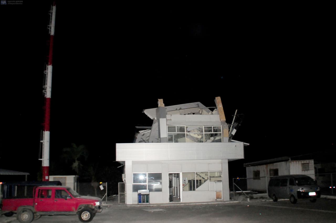 La torre de control del aeropuerto de Guayaquil, Ecuador, quedó casi inservible.