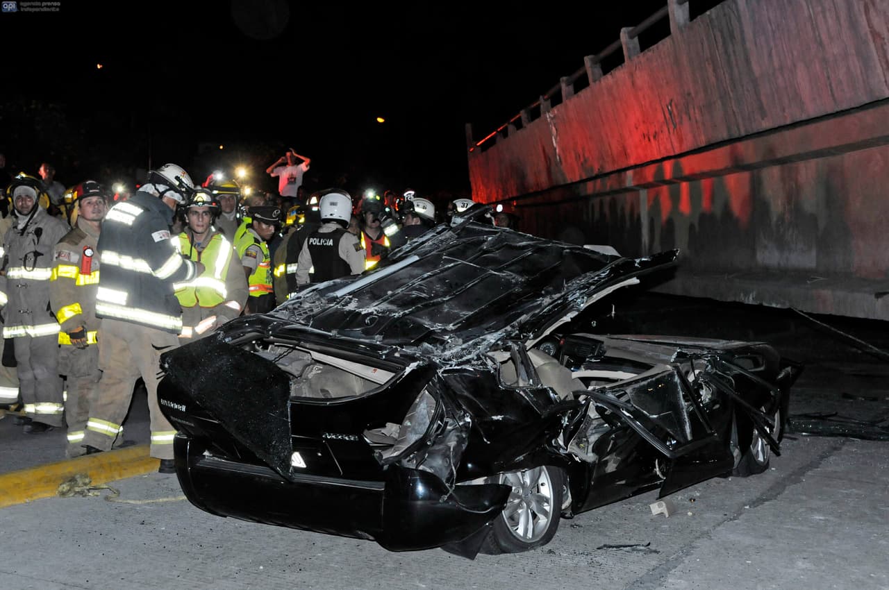 Al conductor de este carro, un puente en Guayaquil le cayó encima.