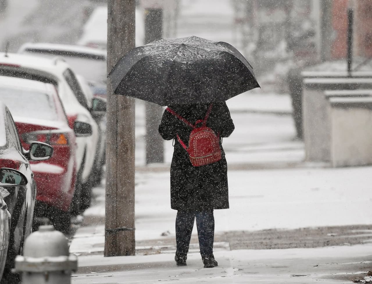 “Esta vez podríamos ver una tormenta que nos puede dejar cantidades acumuladas de 8, 9, 10 pulgadas de nieve y, además, con mucho viento que bajará la temperatura", agregó el experto. En la foto, la intensa nevada en Redding.