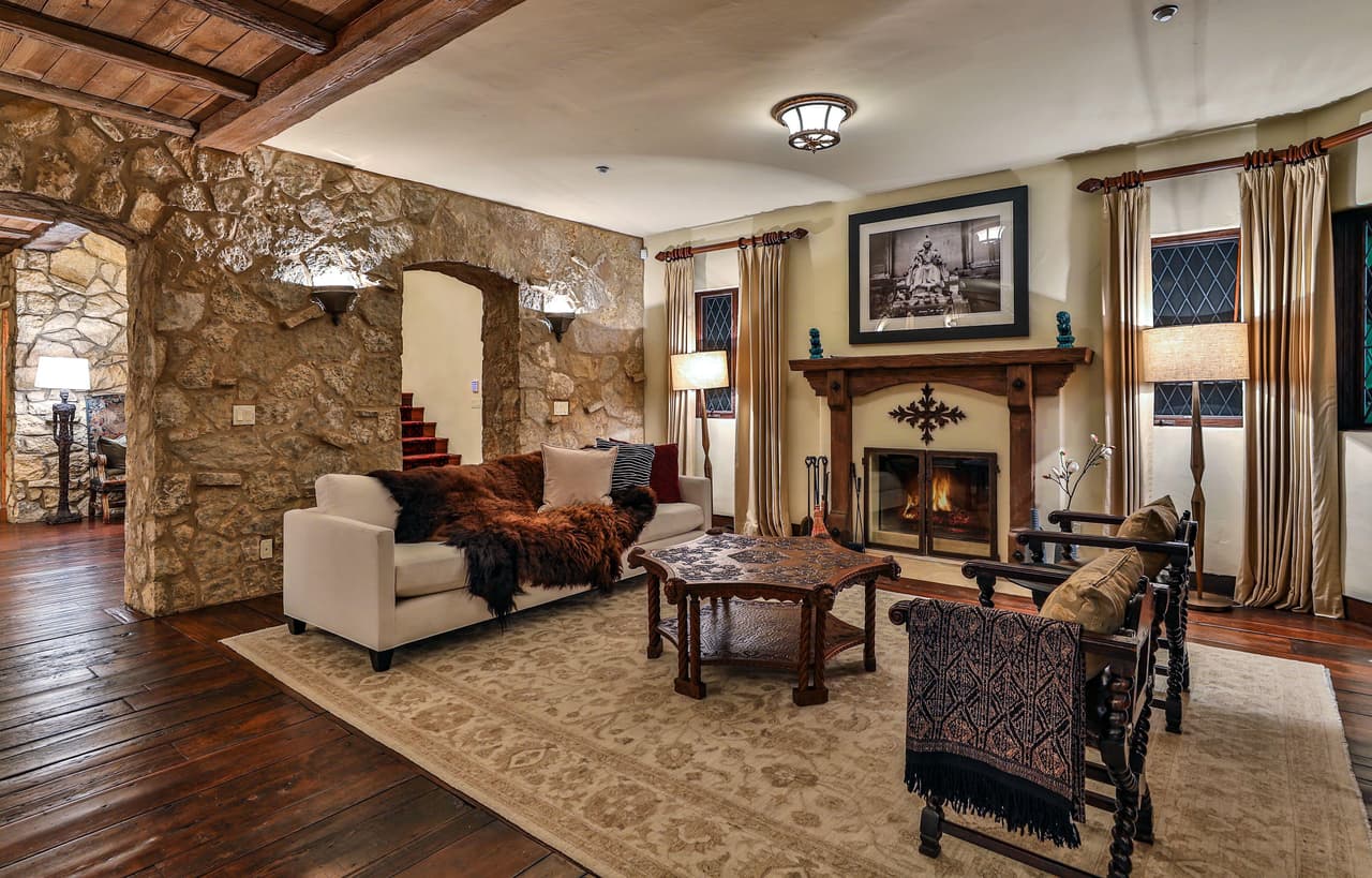 La mansión cuenta con varios espacios que invitan a la conversación.