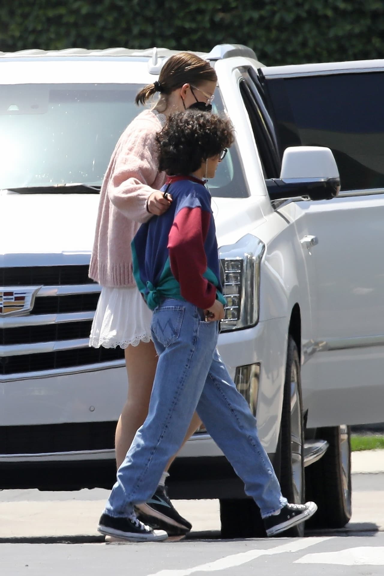 Las chicas también demostraron la buena relación que llevan, pues se observó cómo Violet puso una de sus manos de manera amigable en la espalda de Emme.