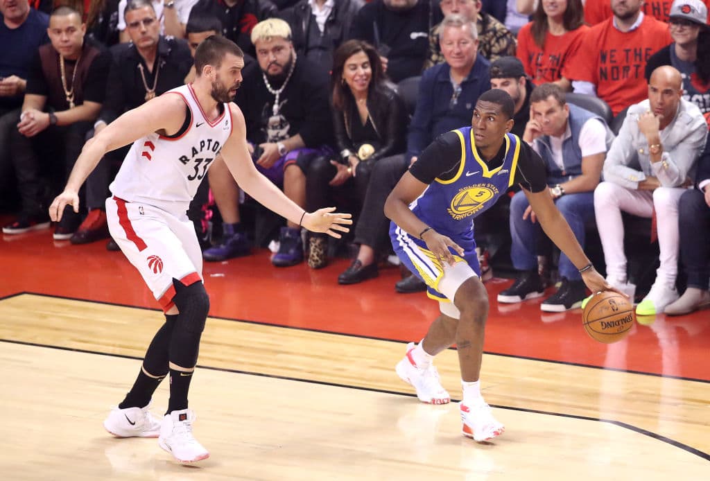Marc Gasol (33) se lució para la causa de Toronto al terminar el cuarto con 10 unidades, liderando hasta este punto a los canadienses en el sector ofensivo.