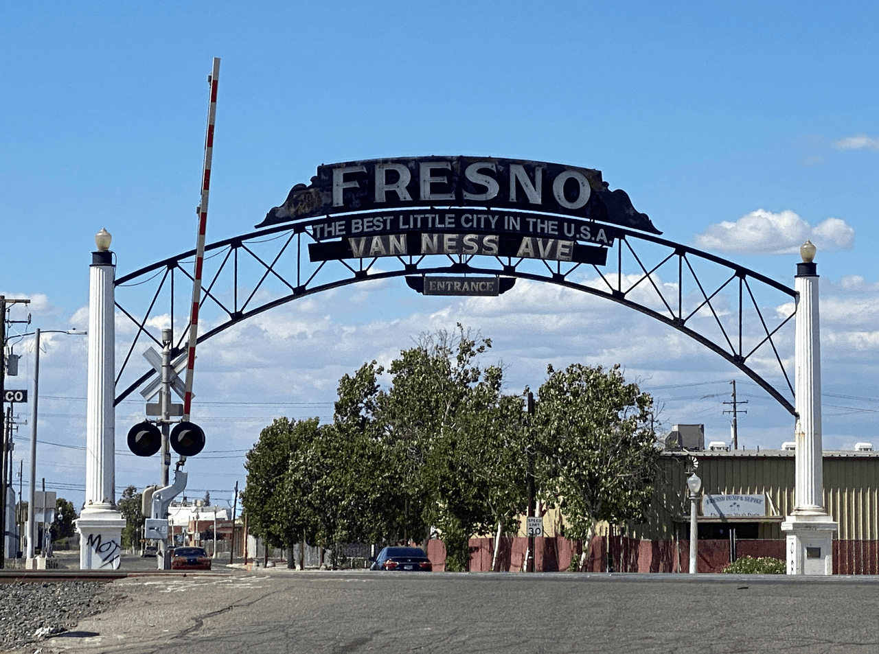 <b>Fresno</b> es la 
<b>octava ciudad menos asequible</b>. Hay 
<b>89,850 hogares</b> de alquiler en 
<a href="https://www.univision.com/local/fresno-kftv/investigan-consulado-mexico-fresno-venta-fraudulenta-citas">Fresno</a>, y la 
<b>relación alquiler-ingresos es del 33.4%</b>, en comparación con el promedio nacional de 27.1% para las grandes ciudades de todo el país. 
<b>El alquiler ponderado promedio en Fresno es de $1,406</b>. El 
<b>ingreso familiar promedio es $50,432.</b>