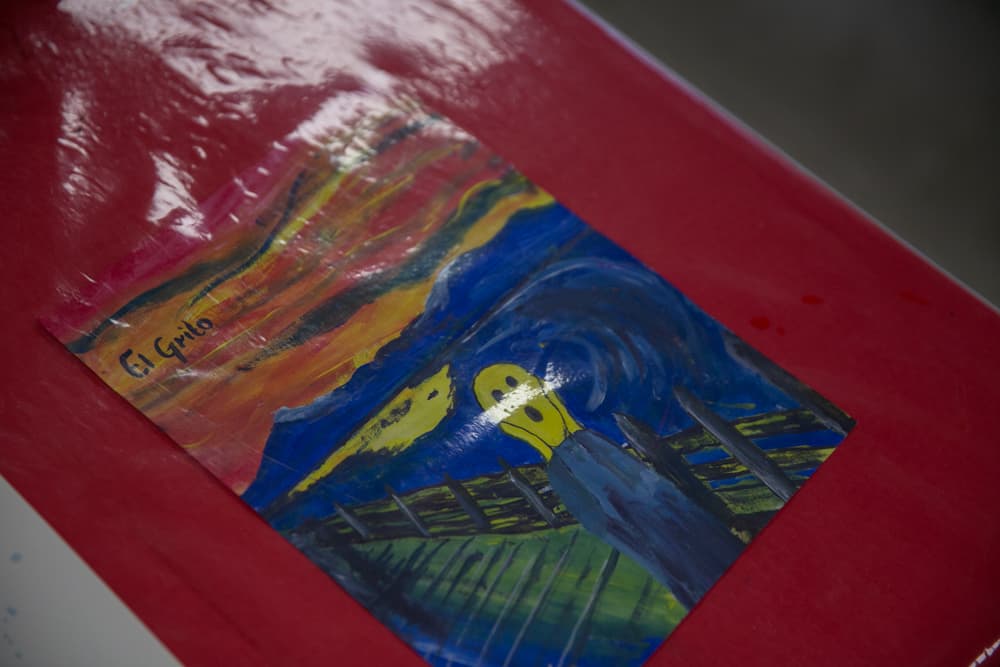 El dibujo de un niño migrante que quedó sobre una de las mesas del salón de arte.