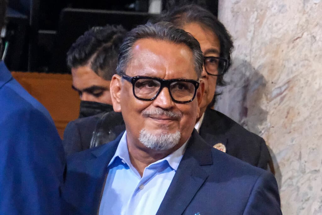 El concejal Gil Cedillo se disculpó por lo sucedido y dijo que “si bien no participé en la conversación en cuestión, estuve presente en ocasiones durante esta reunión el año pasado. Es mi instinto responsabilizar a los demás cuando usan un lenguaje despectivo o racialmente divisivo. Claramente, debería haber intervenido. Fracasé en mantener a los demás y a mí mismo al más alto nivel”.