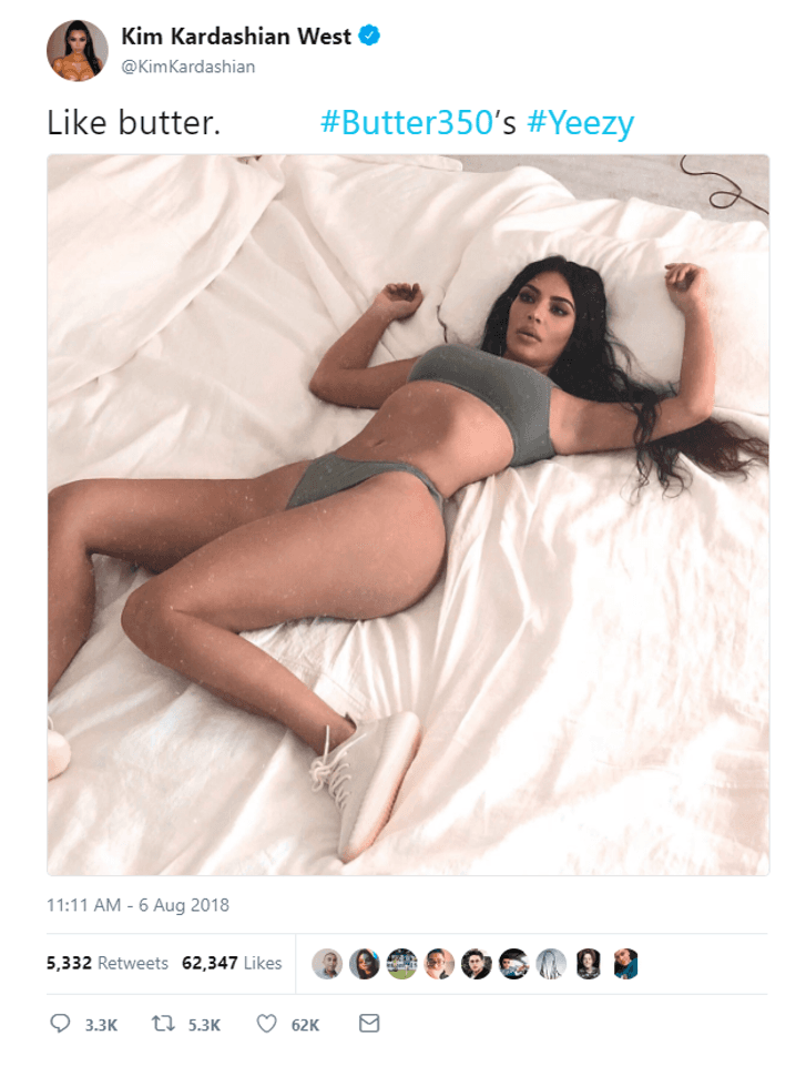 Esta vez pretendía mostrar las zapatillas deportivas '
<b><a href="https://www.flightclub.com/adidas-yeezy-boost-350-v2-butter-butter-804276">Butter 350</a></b>' (que cuestan alrededor de 
<b>300 dólares</b>) compartiendo en sus redes una de sus sensuales fotos con el calce "como mantequilla" y estrenando una pose que no demoró en convertirse en meme.