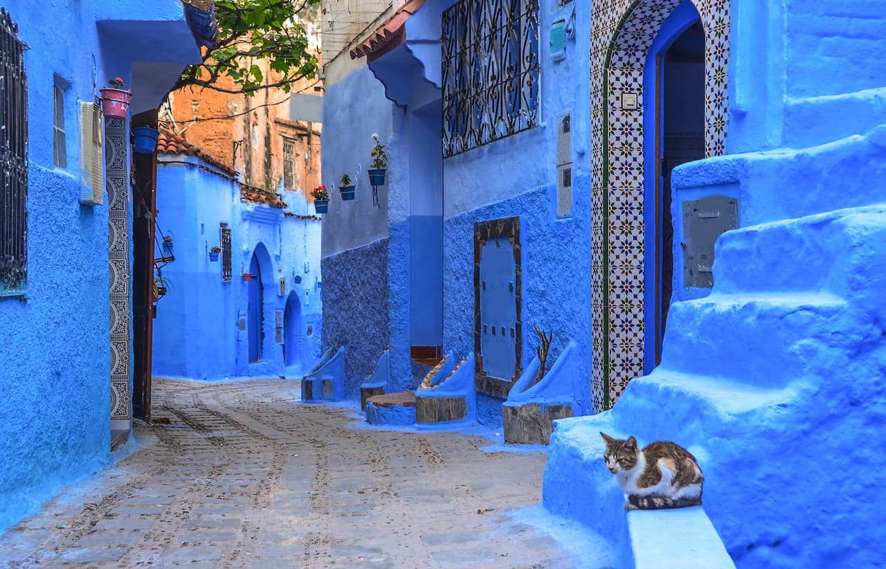 <b>Chefchaouen, Marruecos</b>
<br>
<br>Aunque no es de fácil acceso, esta ciudad del siglo XV al sur de Tánger es un atractivo popular para los turistas. Todas sus casas están hermosamente pintadas de azul, y también algunas calles y escalinatas.