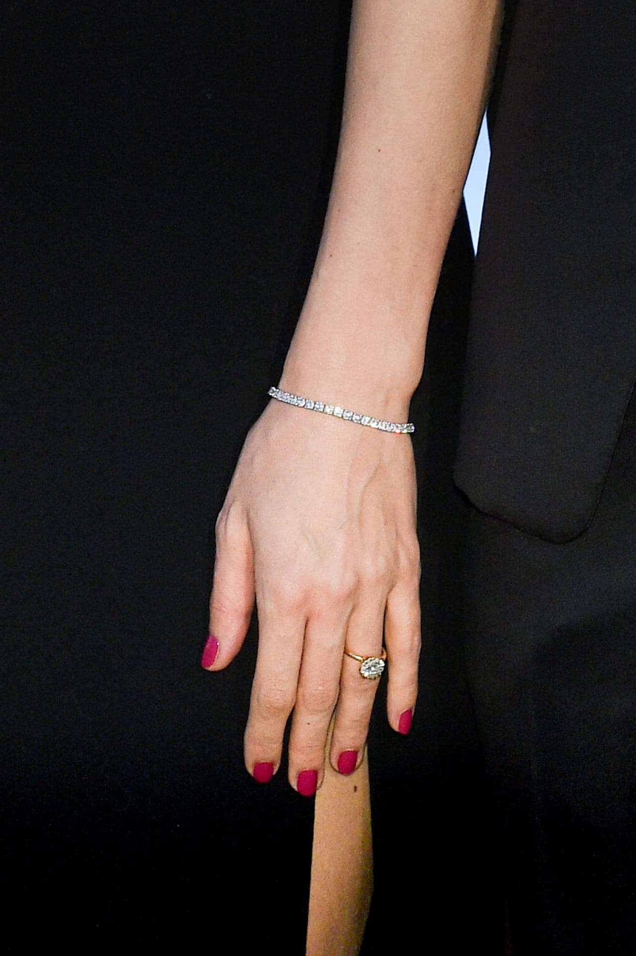 En su mano izquierda,
<b> lució la sortija de compromiso que le entregó</b> Dimitri Rassam.