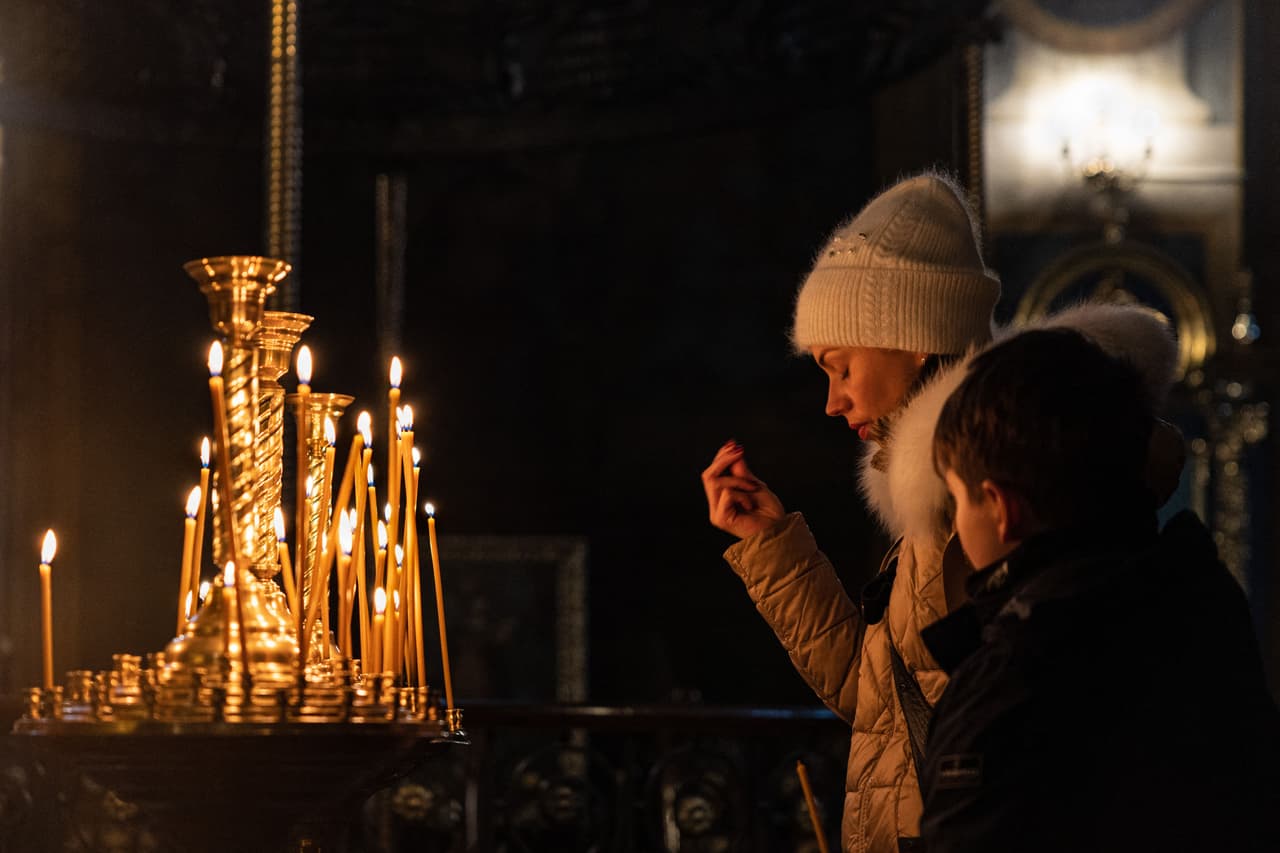 Fieles rezan en la iglesia ortodoxa del Monasterio de San Miguel de las Cúpulas Doradas en Kiev, en la víspera de la Navidad que celebran el 7 de enero.