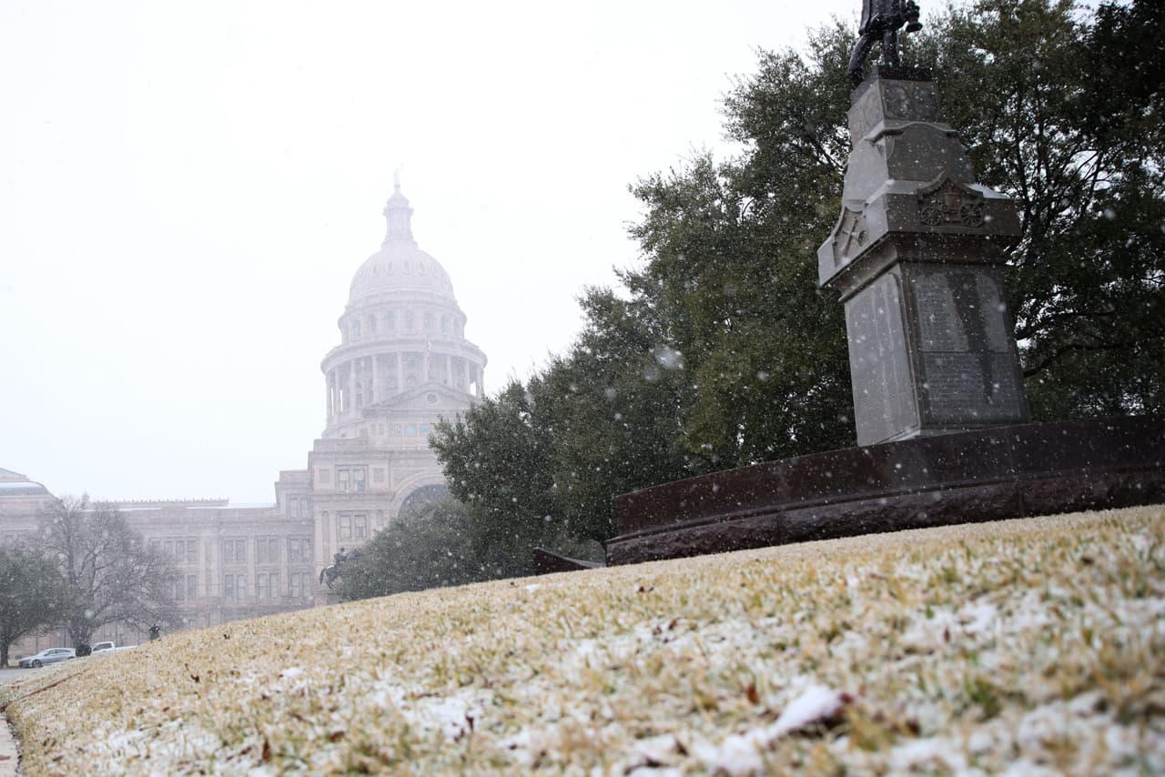 En video. Una estampa invernal: Así luce el Capitolio de Texas tras nevada luego de que un sistema tormentoso llevara nieve y temperaturas congelantes a la zona.