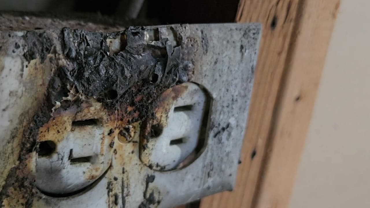 Incendio consume casa de Doña María en Texas y ahora vive con sus nietos en el garage; pide ayuda para reconstrucción