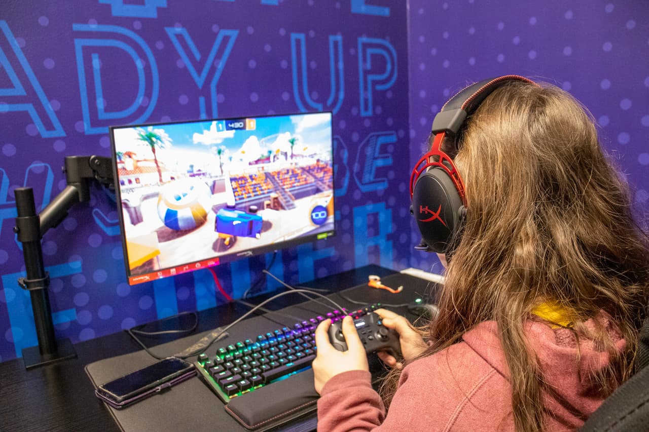 "El nuevo HP Gaming Lounge ofrece a los niños del Club un programa único y divertido para ayudar a alimentar la pasión por la tecnología con experiencias de juego que mejoran las capacidades cognitivas, las habilidades de resolución de problemas y la toma de decisiones estratégicas.", dijo Stephanie Dismore, vicepresidenta senior y directora general para Norteamérica de HP Inc.