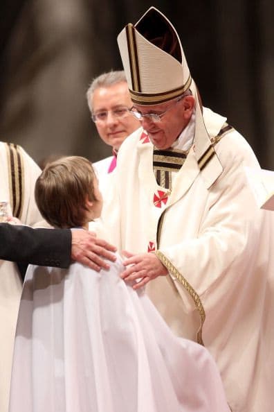 De este modo, el papa vertió el agua bendita sobre la cabeza de estas diez personas, ocho hombres y dos mujeres, de las cuales cinco eran italianos y el resto procedían de Líbano, Bielorrusia, Francia, Senegal y Vietnam.