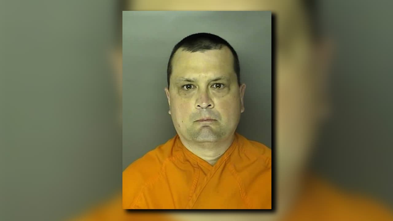 “Tenían varias semanas muertos”: Hombre es acusado de asesinar a tiros a sus padres de 71 y 72 años