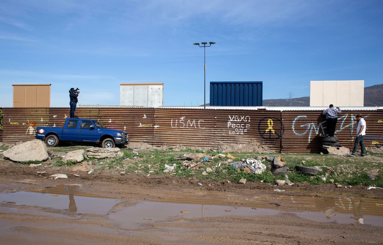 "Trump no entiende la frontera": activistas en San Diego rechazan la visita de Trump y su "show de los prototipos"