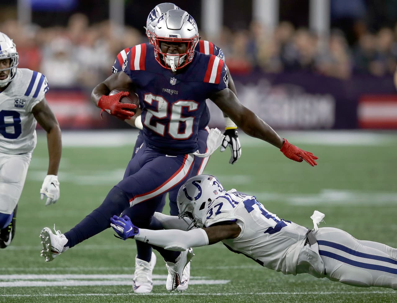 Y no obstante la rápida anotación de New England, vino otra para amarrar el partido, con una carrera de 34 yardas de Sony Michel, restando 7:08 para alejar a los Pats 38-18.