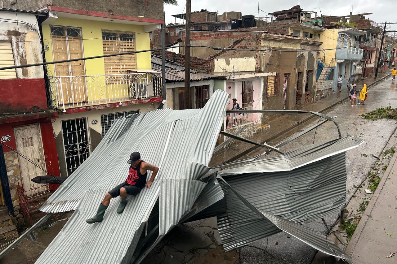 El huracán Melissa hizo que volaran los techos de las casas, en una infraestructura sumida en la pobreza y en medio de la crisis económica y social que vive Cuba.
<br>