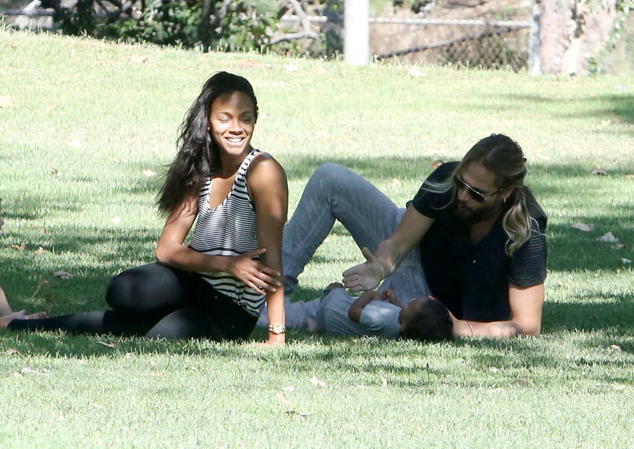 Zoe Saldaña y Marco Perego se relajaron en un parque de Los Angeles.
