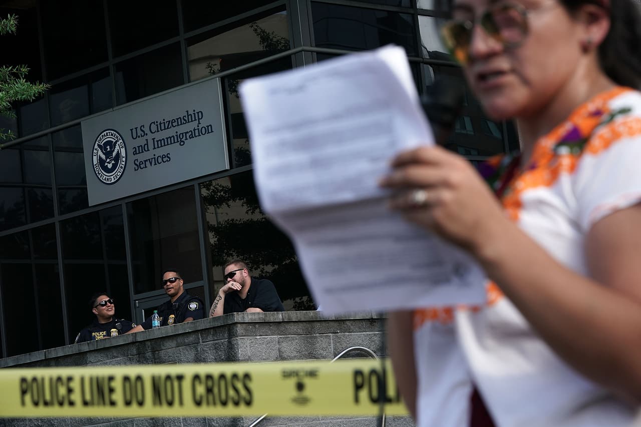 Frenan acciones de corte mientras revisan el 'parole in place': USCIS puede seguir recibiendo solicitudes