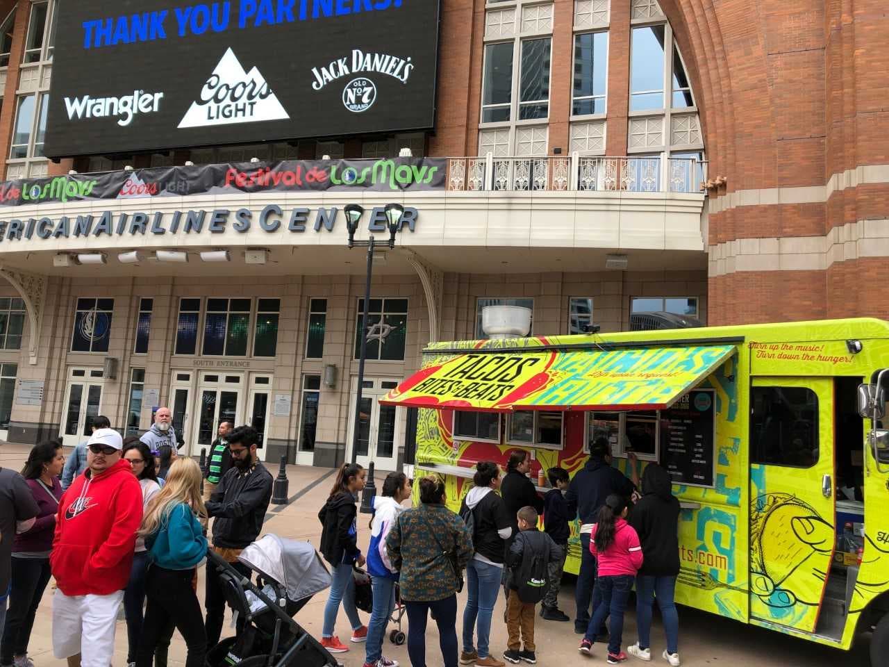 El público tenía la opción de comprar comida en varias estaciones que había en los predios de la actividad.