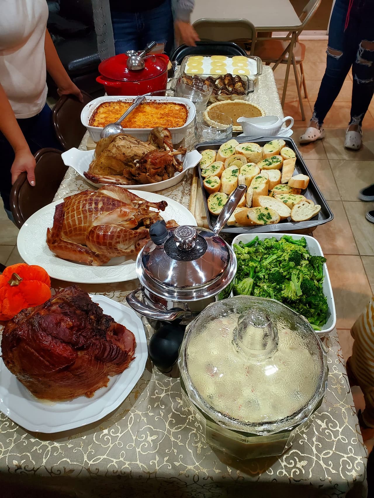 Maricruz Ramírez también nos presume su mesa con pavo, pierna, brócoli, deliciosos panes y pays.