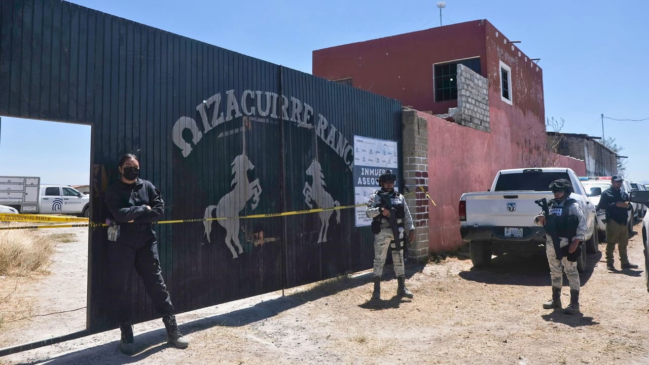 <h3 class="cms-H3-H3">La historia del verdadero Rancho Izaguirre en México </h3>
<br>
<br>El lugar con ese mismo nombre en Jalisco comenzó a ganar notoriedad en marzo, cuando
<b>varios videos afirmaron que era una base del CJNG, uno de los grupos criminales más violentos de México</b>. Autoridades señalaron que el rancho está en la zona de Teuchitlán, una región agrícola cercana a Guadalajara, y que el sitio habría sido abandonado poco antes de un operativo federal. El contenido fue replicado millones de veces, ahí fue cuando u
<b>suarios empezaron a buscar más “Rancho Izaguirre” en internet… y dieron con la propiedad de esta familia en Texas.</b>