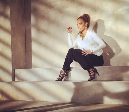 Si Jenni fuera ejecutiva nos deslumbraría con estas prendas.