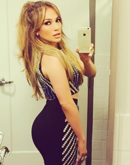 <b>Jennifer Lopez</b>
<br>
<br>La Diva del Bronx, no duerme en sábanas que no tengan más de 250 hilos, por lo que lleva su propia indumentaria para descansar. Además pide una tina llena de agua mineral para bañarse y así hidratar su piel, según Vanity Fair.