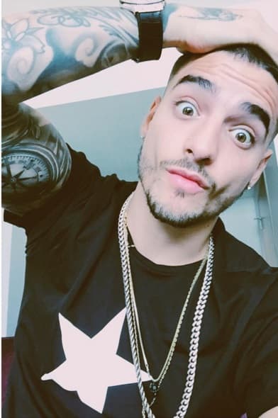 Otra de las cosas que lo definen son sus caras y gestos. Le encanta sorprender de esta manera.