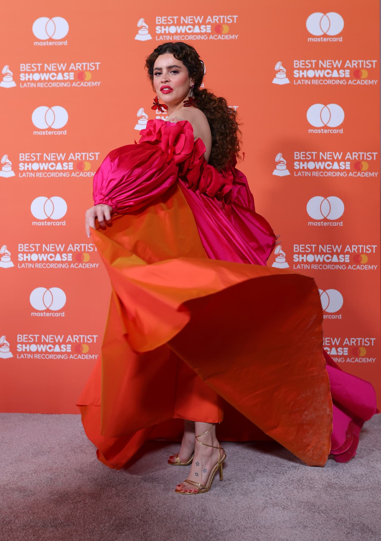 <h2 class="cms-H2-H2"><b>Natascha Falcão</b></h2>
<br>Cantautora brasileña que inició su carrera en 2019 con el EP 'Kitsch Completo' y este año apenas con su álbum 'Ave Mulher'. Dicho material explora los sonidos de su tierra natal y da un giro contemporáneo a géneros como el coco, maracatu nação, forró y mague a través de timbres y texturas electrónicas.