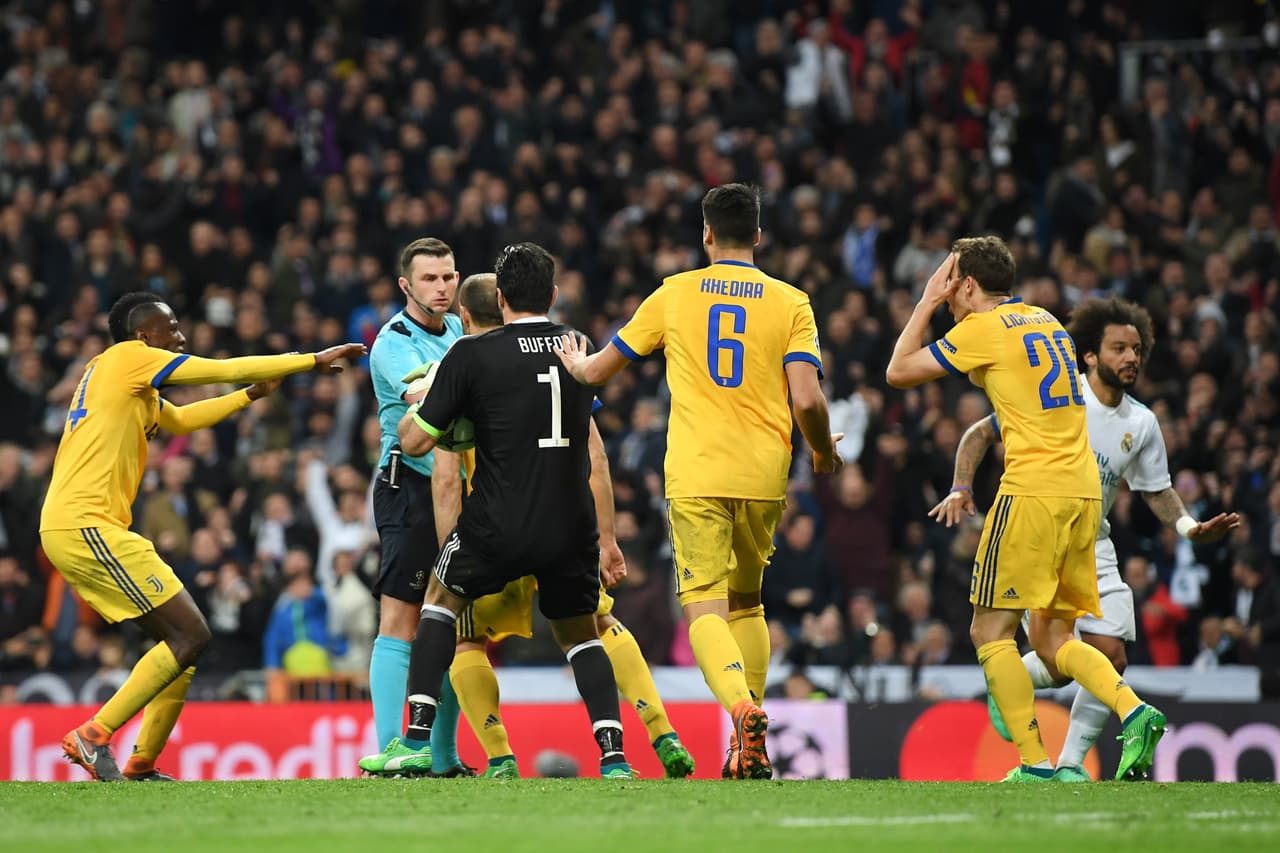 Sin embargo, en tiempo de descuento, el juez inglés Michael Oliver pitó penalti y eso generó un reclamo de Buffon que le costó la expulsión.