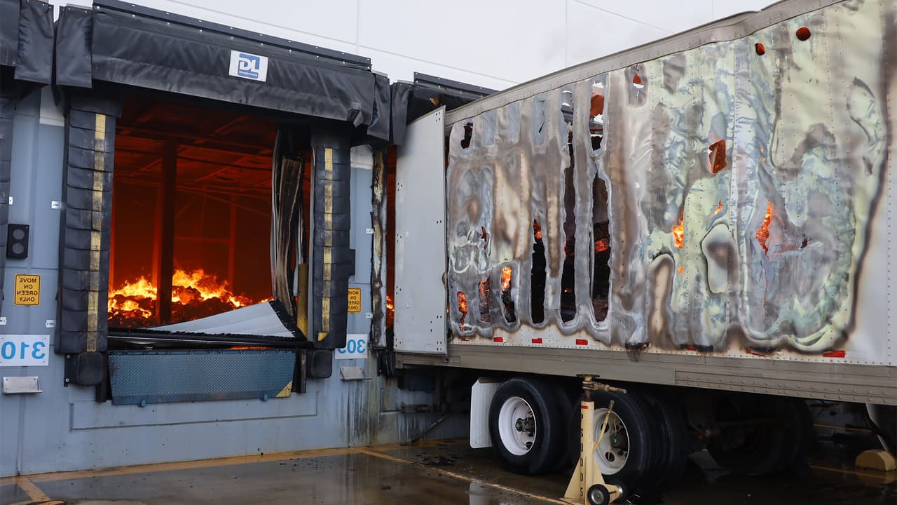 Para el viernes, las autoridades 
<b>reportaron el fuego sofocado</b>. Sin embargo, 
<b>aún trabajaban en ciertos lugares que seguían calientes.</b>