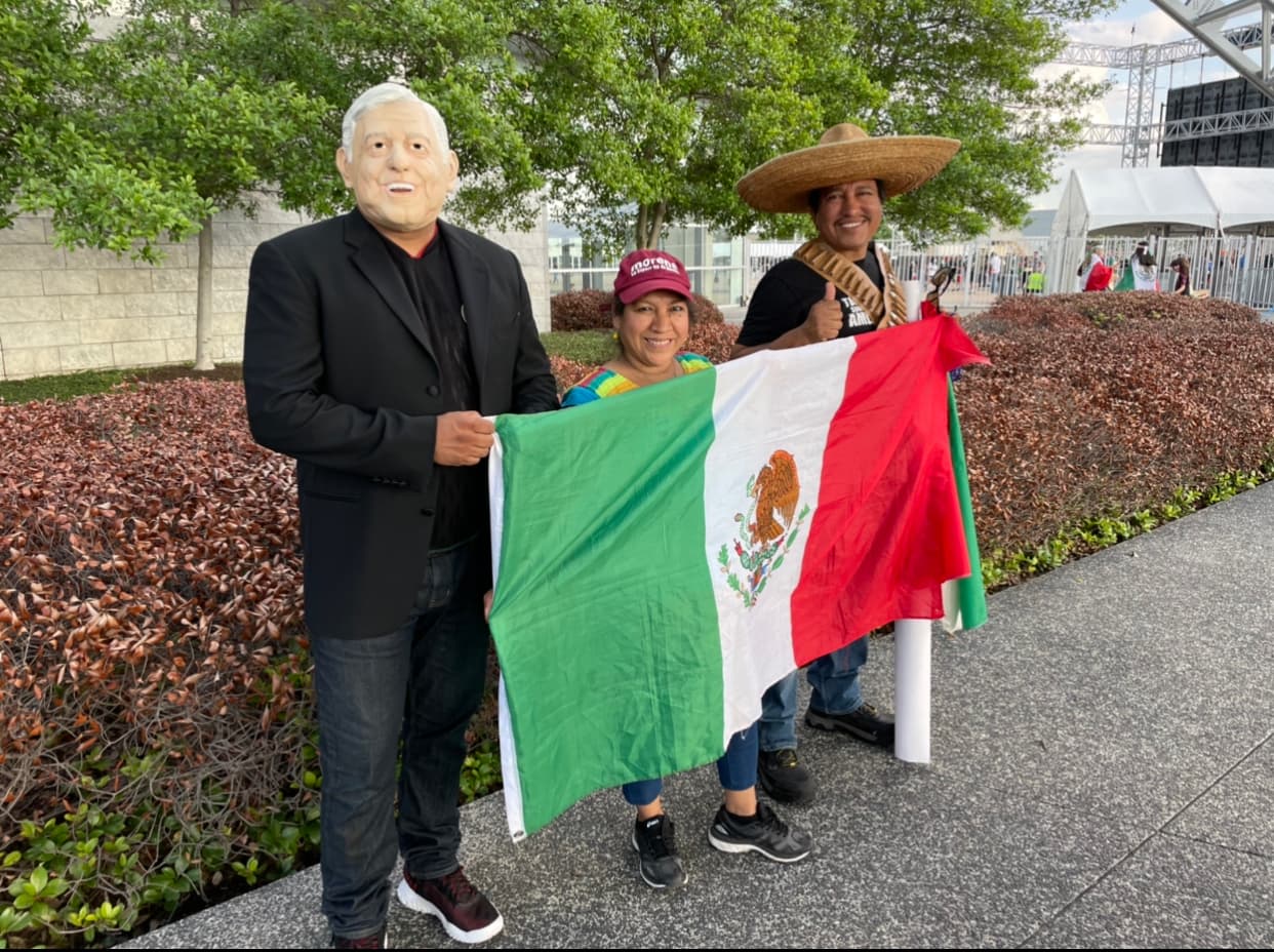 Muchos aficionados hicieron una fiesta fuera del estadio celebrando el primer juego de su selección en suelos estadounidenses desde el inicio de 
<b><a href="https://www.univision.com/local/dallas-kuvn/pese-a-estar-vacunadas-ocho-personas-con-condiciones-preexistentes-murieron-en-dallas-por-coronavirus-video">la pandemia por coronavirus</a></b>.
