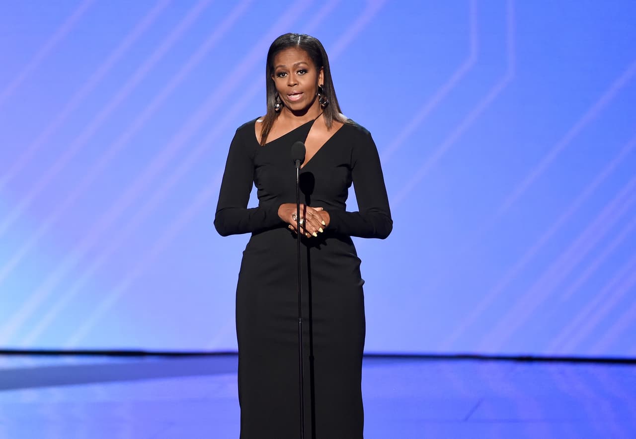 Chelsea Clinton defiende ahora a Michelle Obama de un video racista lanzado por una web de la ultraderecha