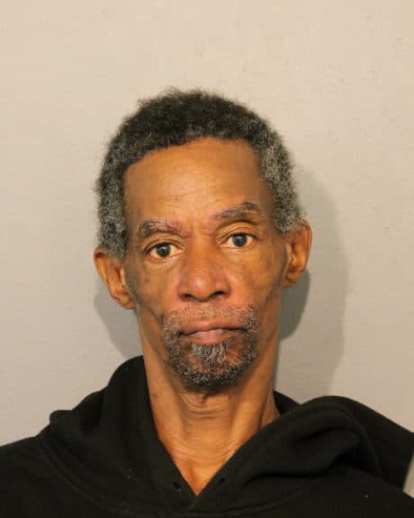 Arresto: Vincent Wells. Dirección del suceso: cuadra 100 de la División Oeste - Un cargo de delito grave de robo.