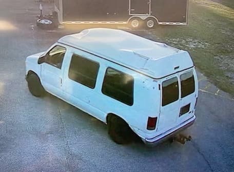 Los hombres usaron el código de seguridad de la puerta de otro inquilino para tener acceso a la propiedad e introducirse hasta el estacionamiento, donde se almacenaban múltiples remolques de viaje.