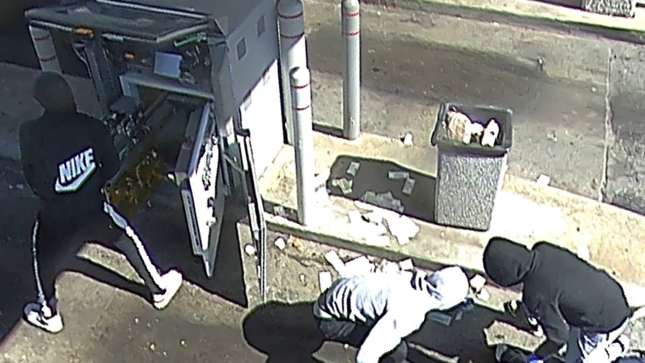 Cuatro sujetos asaltan camión blindado cuando llenaba un cajero en Calumet City