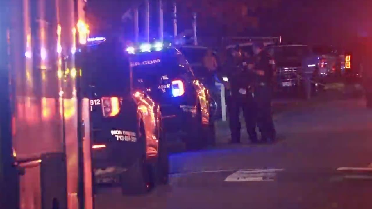 Atropelló a un oficial del precinto 1 del condado Harris, de 34 anos, y cuatro uniformados dispararon contra el sospechoso que murió en la escena.