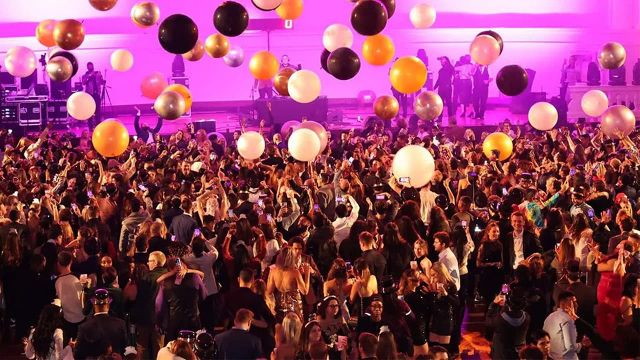 <b>Baile de Año Nuevo en Navy Pier</b>
<br>Además del espectáculo gratuito de fuegos artificiales, Navy Pier tiene en su oferta una fiesta en The Aon Grand Ballroom.
<br>Cena, barra y música en vivo amenizarán la llegada del año nuevo, coronada por los fuegos artificiales.
<br>
<br>
<b>¿Dónde?</b> Tha Aon Grand Ballroom (840 E. Grand Ave., Chicago)
<br>
<b>¿Cuándo?</b> 31 de diciembre 2022
<br>
<b>¿Precio?</b> Bolestos a partir de 139 dólares, ya disponibles a través de
<a href="https://navypierevents.greencurtainevents.com/e/new-year-on-the-pier-2023/tickets " target="_blank">esta página</a>.